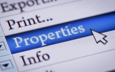 Grafikdesigner kontrolliert Druckdaten am Monitor