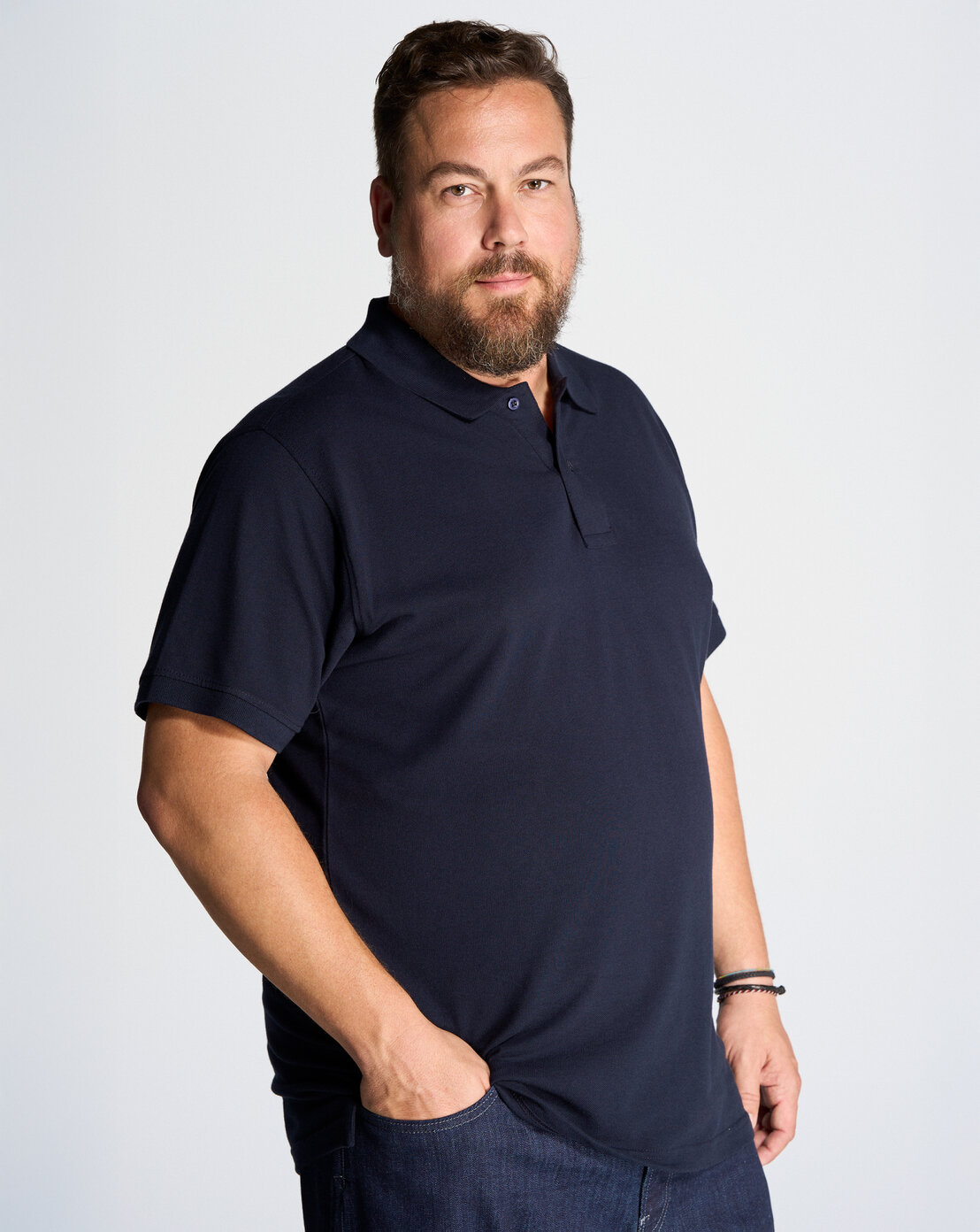 Auswahl an T‑Shirts und Poloshirts